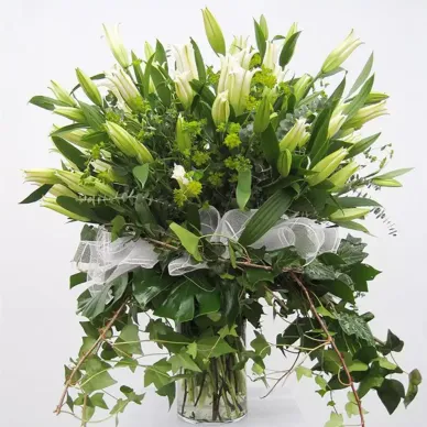Hermoso jarrón de lilium oriental