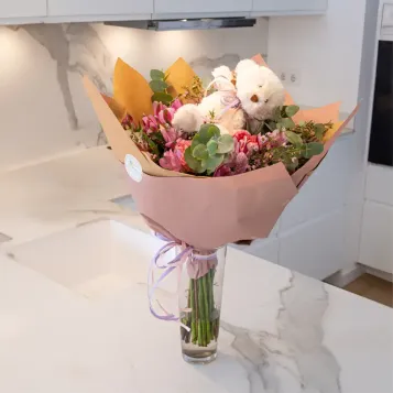 Comprar Ramo de flor variada con peluche en Barcelona | Ramos de flores