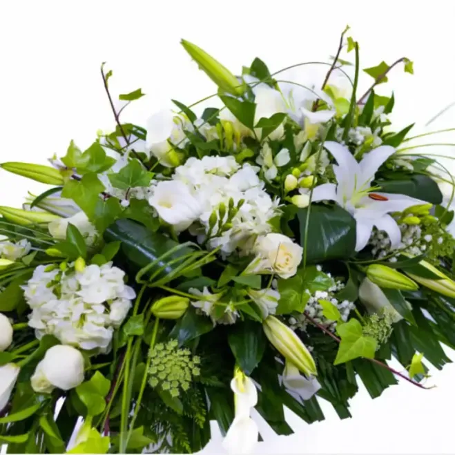 Comprar Cojín Aire Romántico Flor de Temporada Tonos Blancos en Barcelona | Flores para Funeral