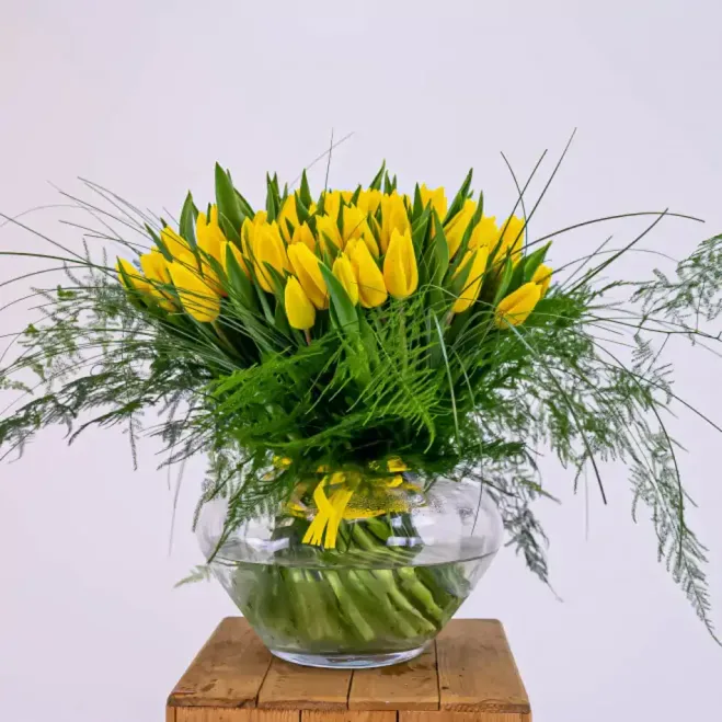 Comprar Ramo de 101 Tulipanes en Base de Cristal en Barcelona | Flores
