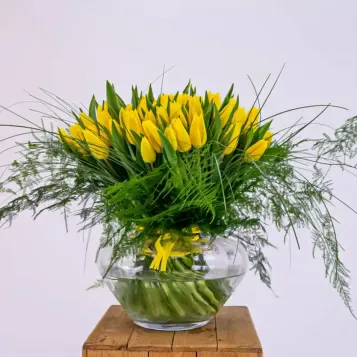Comprar Ramo de 101 Tulipanes en Base de Cristal en Barcelona | Flores