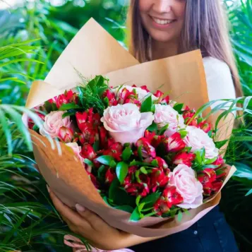 Ramo de rosas y alstromelia