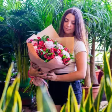 Ramo de rosas y alstromelia