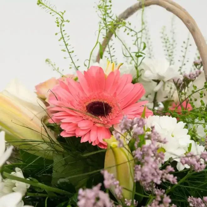 Comprar Cesta Romántica en Barcelona | Centros de Flores