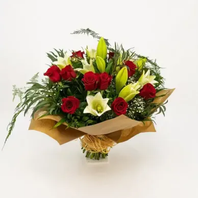 Comprar Ramo de Longuiflorum y Rosas Rojas en Barcelona | Ramos de Flores