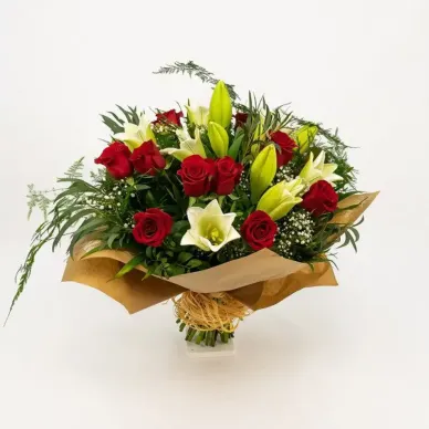 Ramo de longuiflorum y rosas
