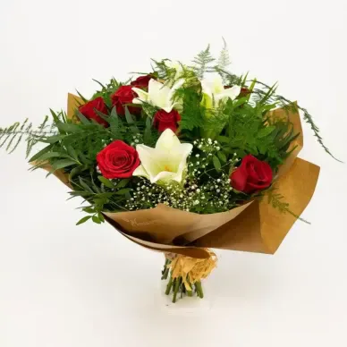 Comprar Ramo de Longuiflorum y Rosas Rojas en Barcelona | Ramos de Flores 2