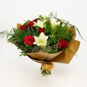 Comprar Ramo de Longuiflorum y Rosas Rojas en Barcelona | Ramos de Flores