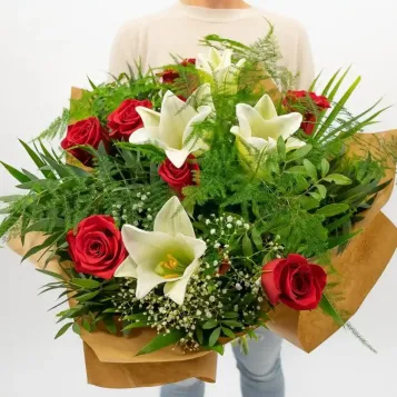 Ramo de longuiflorum y rosas