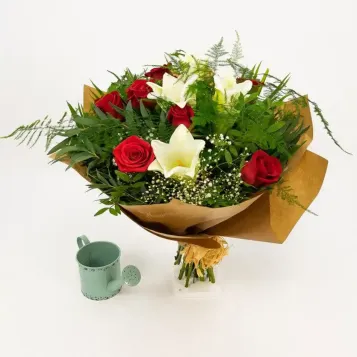 Ramo de longuiflorum y rosas