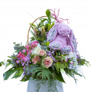 Compra Cistella de Flor Variada amb Peluix a Barcelona | Naixements