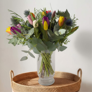 Mini jarrón de tulipanes variados y eryngium – Arreglo floral con carácter