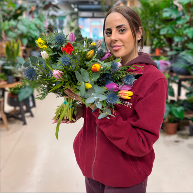 Mini jarrón de tulipanes variados y eryngium – Arreglo floral con carácter