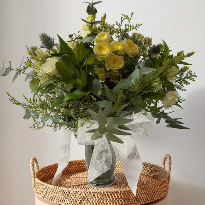 Jarrón invernal con rosas, lilium y lisianthus – Elegancia estacional