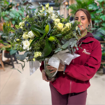 Jarrón invernal con rosas, lilium y lisianthus – Elegancia estacional