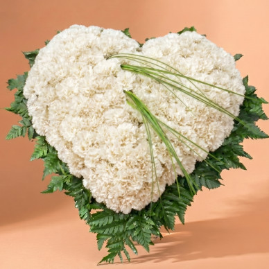 Compra Corazón de Claveles en Barcelona | Flores para Difuntos
