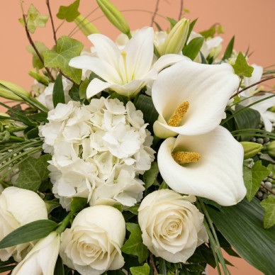 Comprar Cojín Aire Romántico Flor de Temporada Tonos Blancos en Barcelona | Flores para Funeral 2