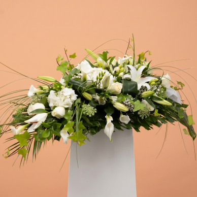 Compra Coixí Aire Romàntic Flor de Temporada en Tons  Blancs a Barcelona | Flors per a Funeral