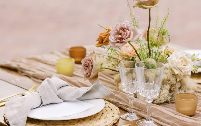 Decoración floral para una cena romántica en casa